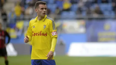 Ager Aketxe con la el&aacute;stica del C&aacute;diz CF
