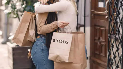 TOUS tiene el bolso de estilo retro m&aacute;s elegante que todas quieren como regalo de Navidad