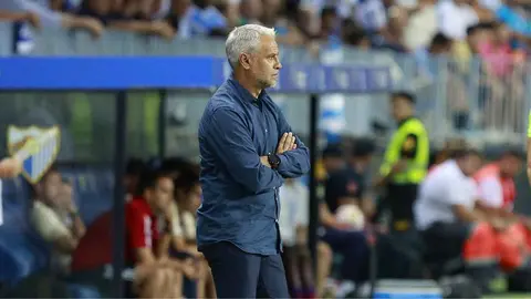 Sergio Pellicer protege a los jugadores tras el empate del M&aacute;laga CF ante el C&oacute;rdoba CF