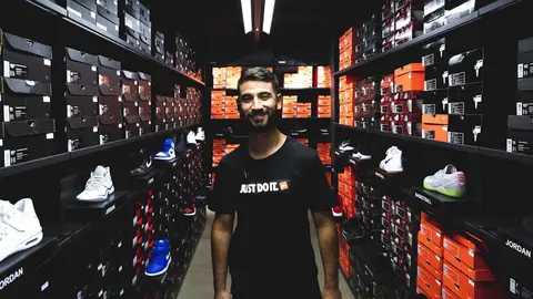 Un vendedor en una tienda Nike