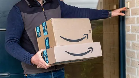 Repartidor de Amazon en entrega de pedido Prime