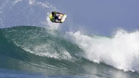 Hallan el cad&aacute;ver de un surfista en la playa de El Palmar en Vejer