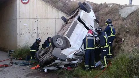Muere el conductor de una furgoneta tras precipitarse por un barranco a gran altura en Granada