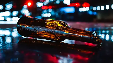 Botella de cristal rota en la acera - El MIRA