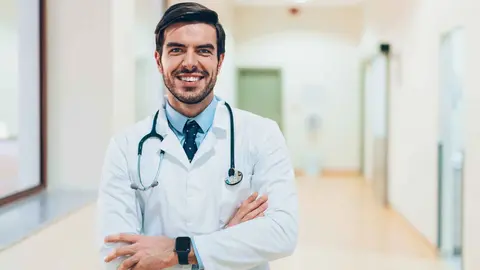 Un m&eacute;dico en una foto de archivo