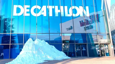Tienda Decathlon en invierno
