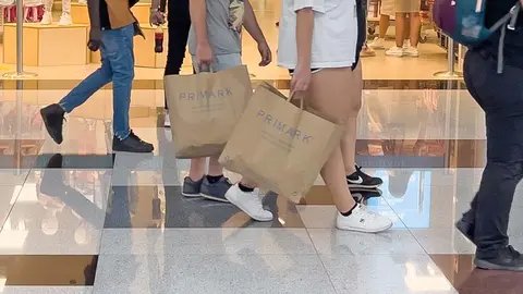 Bolsas de compra en tienda Primark en Granada