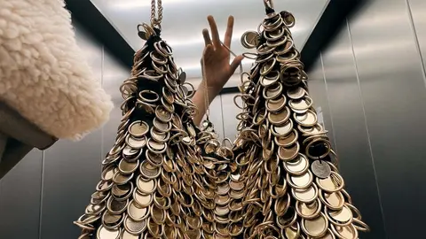 Bolso de hombro con abalorios met&aacute;licos en el cuerpo de ZARA, Grupo Inditex