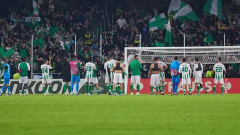 Los jugadores del Betis saludan a la afici&oacute;n al terminar el Real Betis - Aris Limassol | Salvador L&oacute;pez Medina para El MIRA