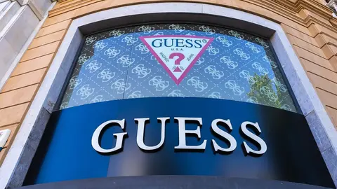 Ventanal en fachada de la tienda Guess en Barcelona