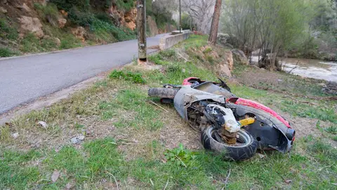 Una moto accidentada en una foto de archivo