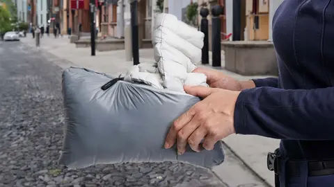 Plum&iacute;fero de monta&ntilde;a y trekking Mujer Forclaz MT100 de Decathlon