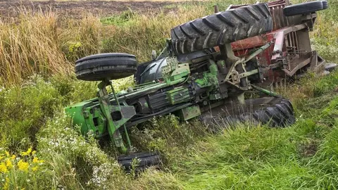 Fallece un hombre tras quedar atrapado bajo un tractor en una finca en Moguer