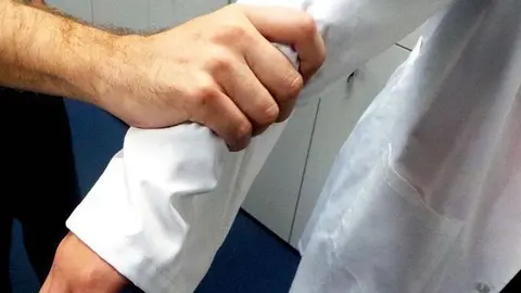 As&iacute; agrede a una doctora a la que grababa con su m&oacute;vil mientras atend&iacute;a a su marido en M&aacute;laga