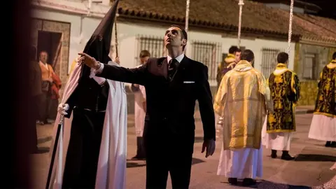 Eduardo Salazar al frente del paso de la Hermandad de la Piedad de La Barca de la Florida