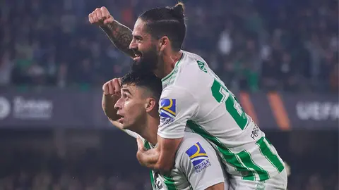 Isco y Marc Roca celebran un gol ante el Aris Limassol | Salvador L&oacute;pez Medina para El MIRA