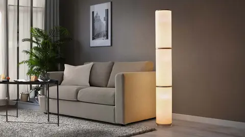 L&aacute;mpara de pie VIDJA en IKEA