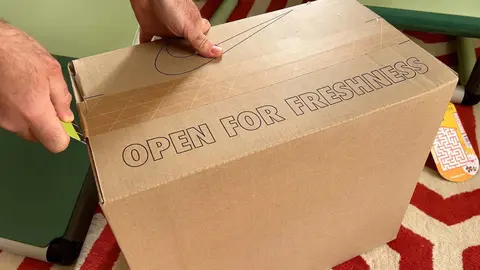 Abriendo caja de pedido online de NIKE