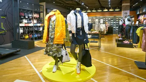 Interior de tienda NIKE con Nueva Colecci&oacute;n de moda oto&ntilde;o - invierno