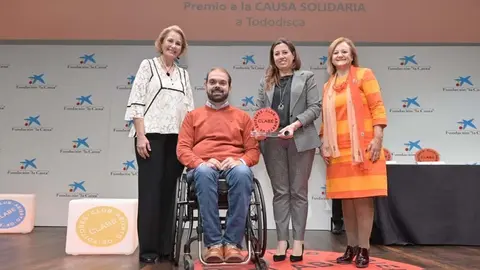 Francisco Zuasti y Mar&iacute;a Tamayo, representando a TODODISCA, reciben el Premio a la Causa Solidaria de CLABE 2023