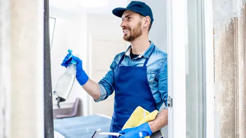 Un trabajador de la limpieza en una foto de archivo