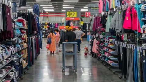 Secci&oacute;n de ropa en la tienda Decathlon