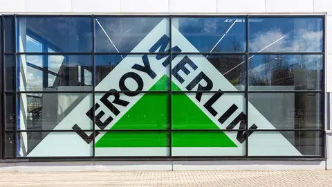 Logotipo de Leroy Merlin en la fachada de la tienda de muebles, construcci&oacute;n y bricolaje