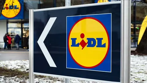 Entrada en la tienda LIDL en invierno