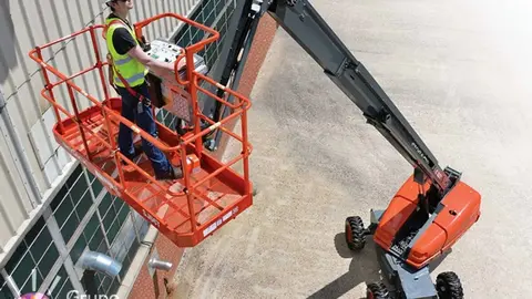 Muere un trabajador electrocutado en Almu&ntilde;&eacute;car mientras manipulaba una gr&uacute;a elevadora