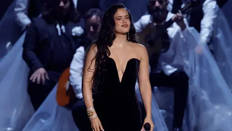 Rosal&iacute;a durante su actuaci&oacute;n en los Grammy Latinos 2023