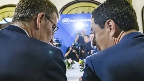 Juanma Moreno comparte el argumento de Feij&oacute;o. Es un error absoluto pactar con 18 partidos