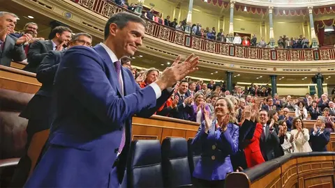 Los diputados del PSOE aplauden a Pedro S&aacute;nchez tras sacar mayor&iacute;a absoluta en primera votaci&oacute;n de la Investidura