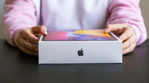 Mujer con caja de Ipad de Apple
