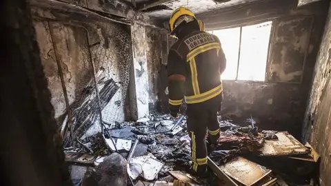 10 personas atrapadas, entre ellas un beb&eacute;, tras incendiarse un edificio de Baza
