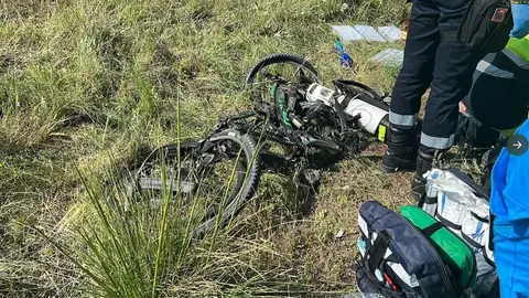 Conduce sin permiso, atropella a un ciclista y lo deja tirado en un barranco en Granada