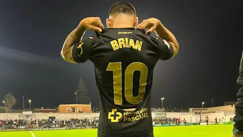 Brian Ocampo justo antes de saltar al campo tras m&aacute;s de nueve meses sin jugar | C&aacute;diz CF