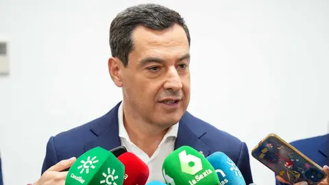 Juanma Moreno en una atenci&oacute;n a los medios