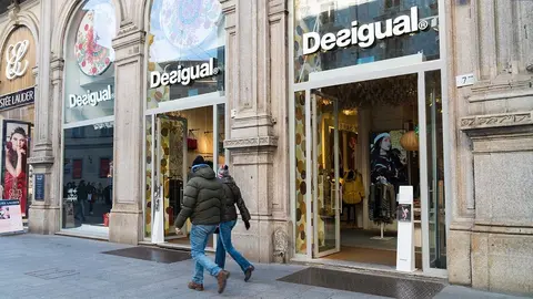 Tienda de moda Desigual en invierno