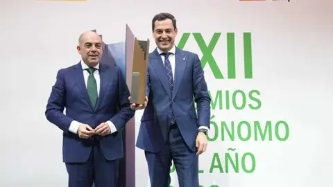 Lorenzo Amor y Juanma Moreno en los premios ATA