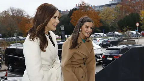 La Reina Letizia visita Rigshospitalet junto a la Princesa Mary