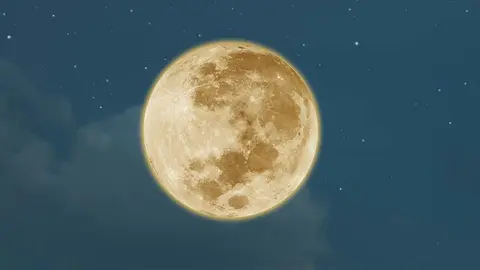 Luna llena en cielo despejado