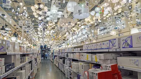 Secci&oacute;n de iluminaci&oacute;n de la tienda Leroy Merlin