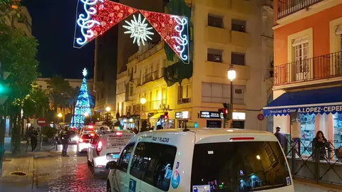 Un taxi llegando al centro de Jerez en Navidad