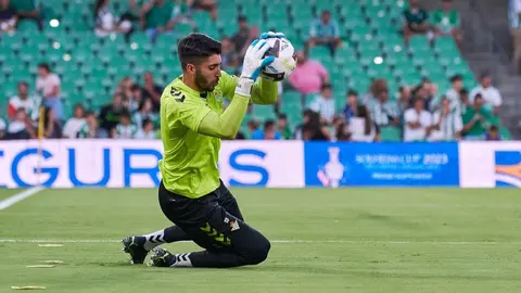 Rui Silva en el calentamiento del Real Betis - Villarreal | Salvador L&oacute;pez Medina para El MIRA