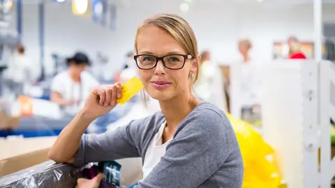 Mujer comprando mobiliario y decoraci&oacute;n en IKEA para darle funcionalidad a su casa