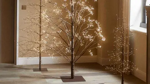 &Aacute;rbol de navidad con luces LED de 2,5 m de Zara Home