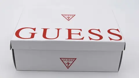 Caja de zapatillas de moda de GUESS