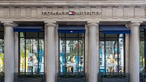 Vista exterior de la tienda insignia de Tommy Hilfiger en el Boulevard des Capucines de Par&iacute;s