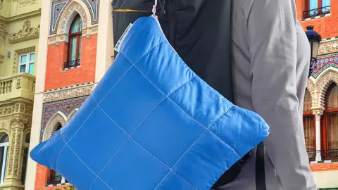 Coj&iacute;n - Bolsa HYBRIDL&Auml;RK de IKEA colgado en una mochila de viaje por las calles de Sevilla