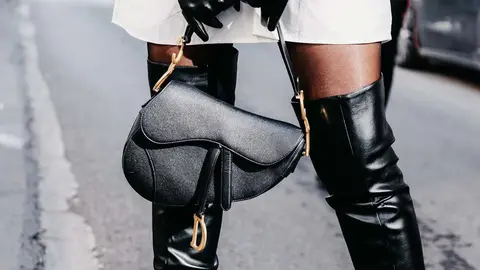La modelo lleva el bolso Dior Saddle, un claro detalle de estilo callejero que est&aacute; de moda